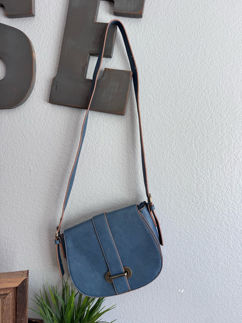 Blue faux leather crossbody bag